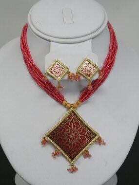 Pink Diamond Shape Thewa Necklace Set